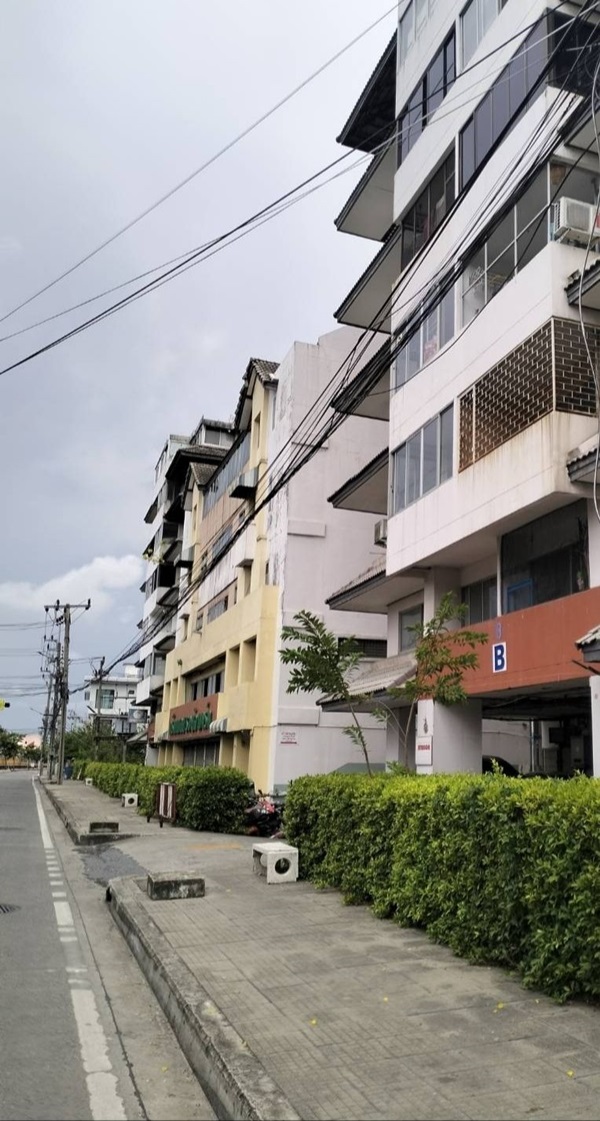 ขายด่วน คอนโด กรีนเพลส รอยัล พาร์ค ทำเลหน้าโรงเรียน ขนาด 31 ตรม.ชั้น 4 ห้องเย็นอยู่สบาย โทร 099-1961001